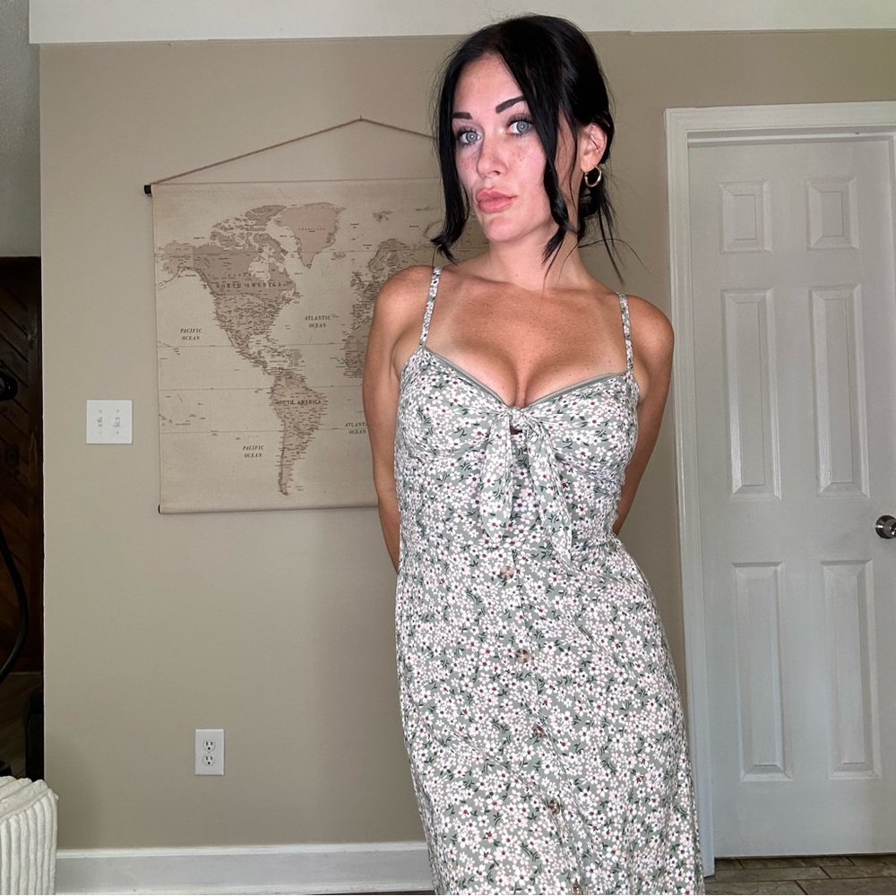 Cottagecore milkmaid sage green floral print tie in front midi flowy dress - Picture 4 of 6